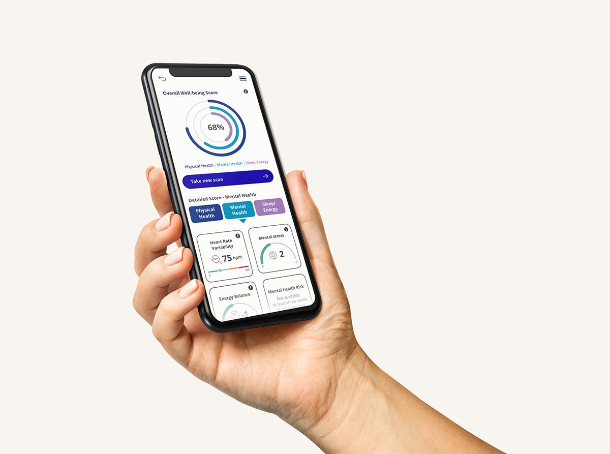 Hand håller mobiltelefon som visar Pulse‑app med översikt över hälsa och arbetsrelaterade nyckeltal