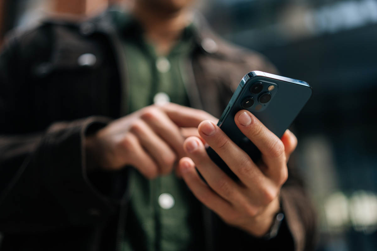 Händer som håller i en mobiltelefon