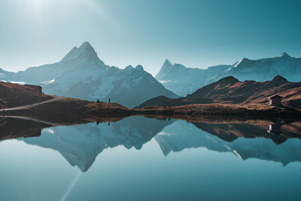 Berg och dal som speglas i stilla vatten