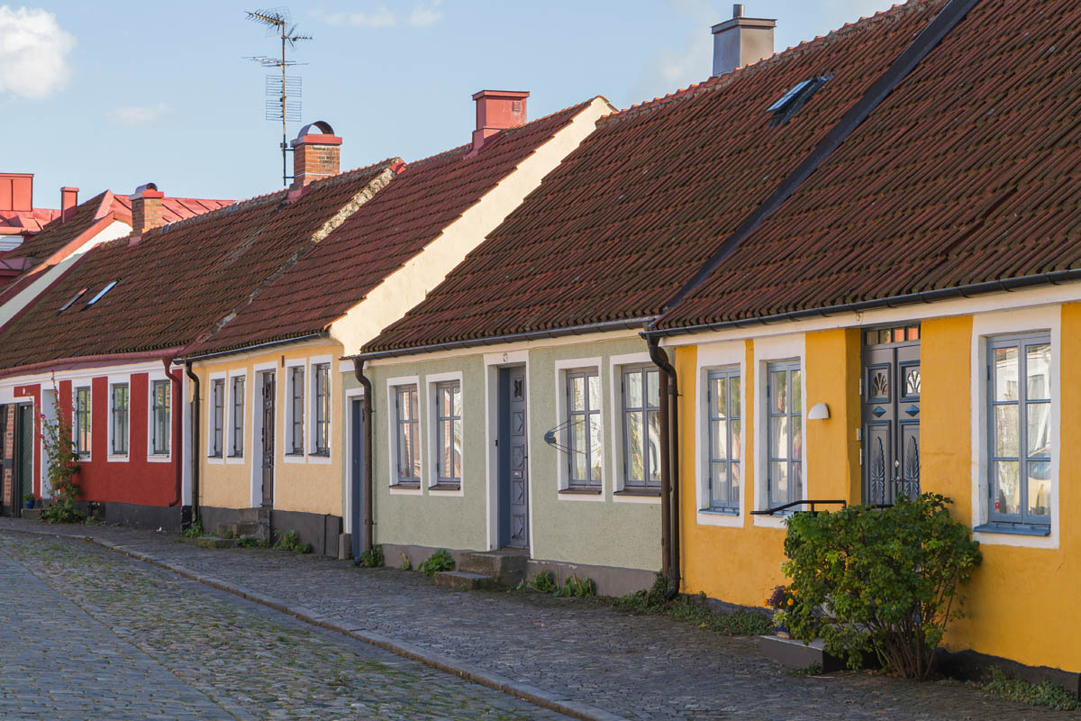 Färgglada radhus i stadsmiljö
